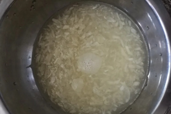 春天虫子满天飞!喷点它,虫子全被杀死了! 春天虫子满天飞!喷点它,虫子全被杀死了!