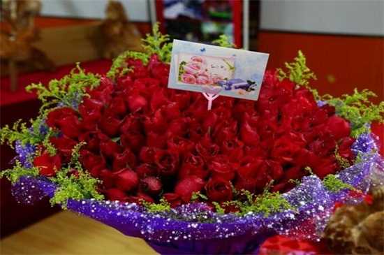 红色玫瑰花语11朵，代表着最爱只在乎你一人：红色玫瑰花语11朵代表着最爱你一人 红色玫瑰不同数量不同花语