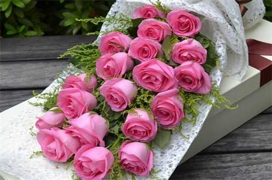 粉色玫瑰花语：初恋 感动的爱